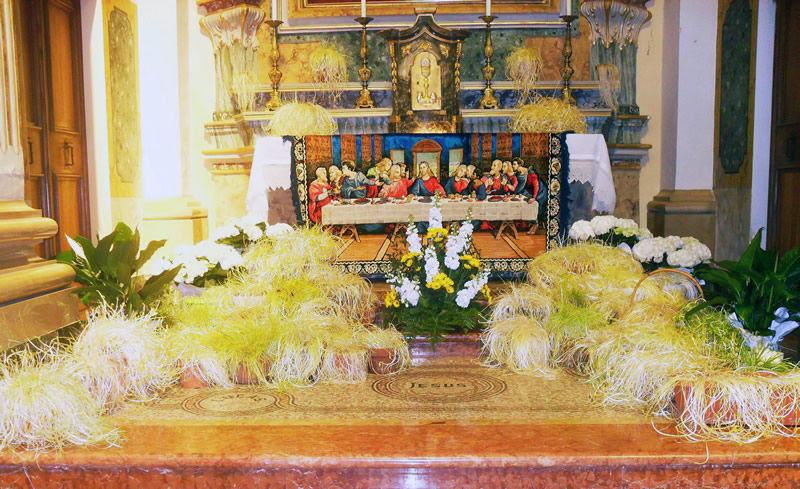 Germogli di semi a decorare l'altare