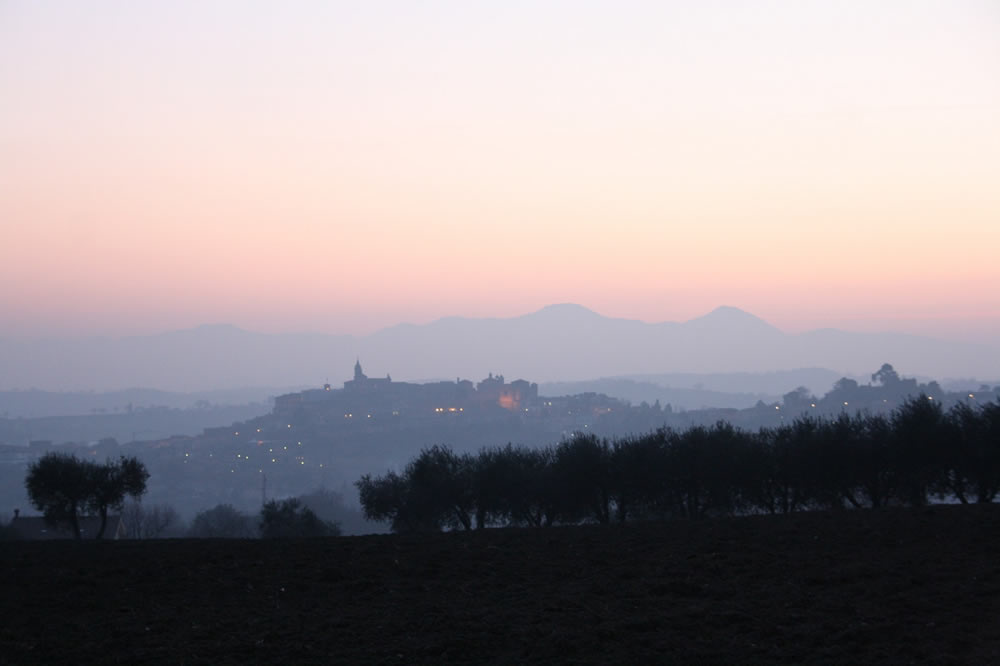 Corinaldo al tramonto. Sullo sfondo il massiccio del Monte Catria.