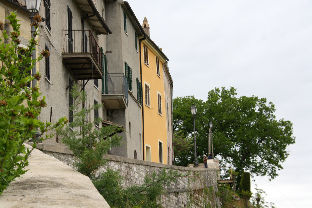 La via che corre lungo le mura fino alla piazzetta