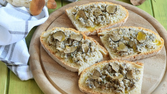 Crostini Con Funghi E Tartufo Nero